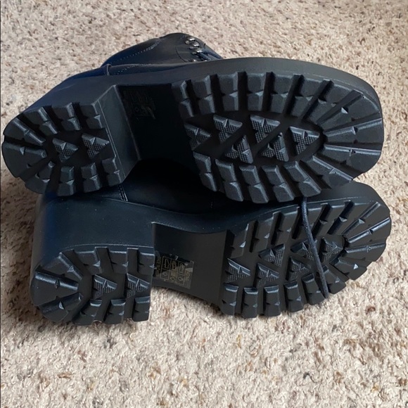 ***BRAND NEW NEVER WORN*** boots - Picture 4 of 5
